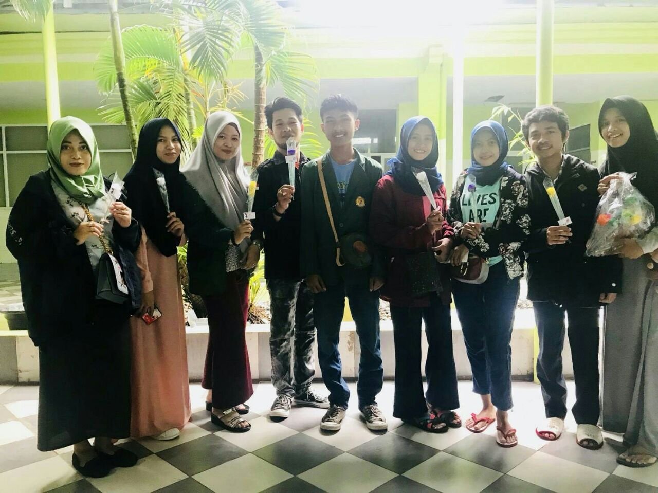 BEM Unsa Makassar Bagi Bunga di Hari Ibu